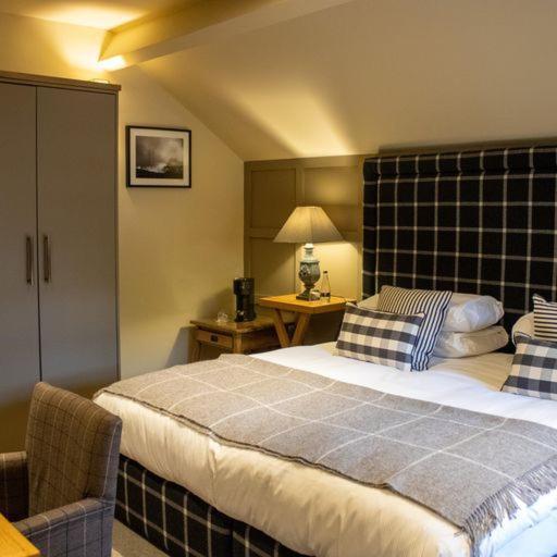 The Assheton Arms Hotel Клитеро Екстериор снимка