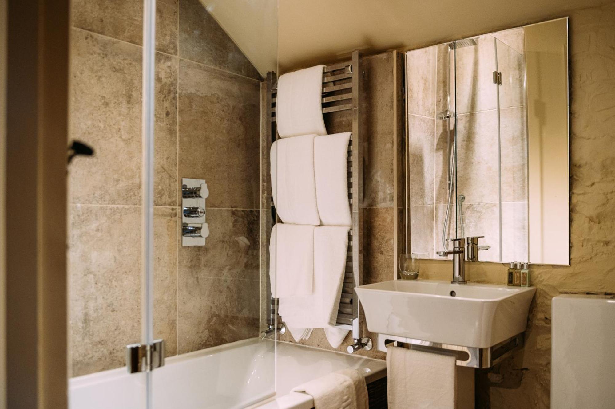 The Assheton Arms Hotel Клитеро Екстериор снимка